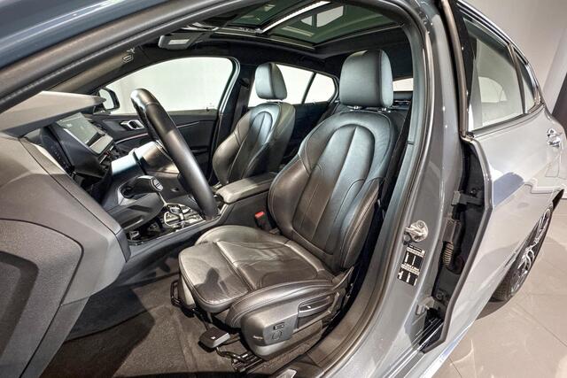 BMW 1-SERIE 120i | M Sport | Glazen Panoramadak | Stoelverwarming |