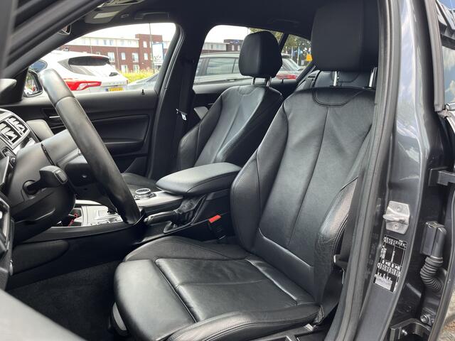 BMW 1-SERIE 118i Corporate Lease High Executive M Sport Automaat | M-Sport | Origineel Carplay | Vol leder Sportstoelen | M-Stuur | Draadloos laden | Stoelverwarming | etc. etc.