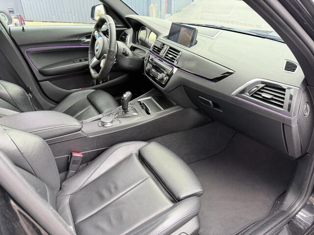 BMW 1-SERIE M140i xDrive Edition Shadow High Executive OPEN DAK | ACHTERUIT RIJ CAMERA | NAVIGATIE | SFEERVERLICHTING | HARMANKARDON | F1 STUUR | LEDER | ELEKTRISCHE STOELEN MEMORY |