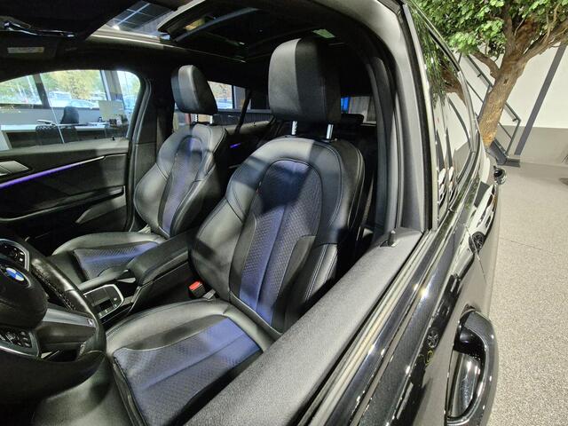 BMW 1-SERIE 118i High Executive M-Sport | Panorama | HUD | Stoelverwarming | Trekhaak | Carplay/Android