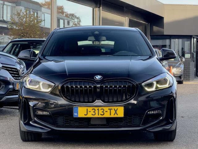 BMW 1-SERIE 118i AUT7 M-SPORT EXECUTIVE EDITION LEDER NAVI CMERA DIGI-DASH APPLE-CARPLAY LED LMV PDC
