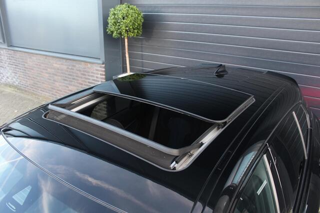 BMW 1-SERIE M135i xDrive High Executive Edition | Panorama dak | H+K | BLIS | HUD | Bomvol!