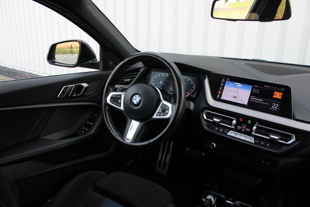 BMW 1-SERIE 118i High Executive M-sport | Incl. 12 maanden garantie | Cruise control | Kuipstoelen | Schuif/kantel dak | Climate control | Apple carplay | Navigatie | DAB radio | Harman/Kardon |