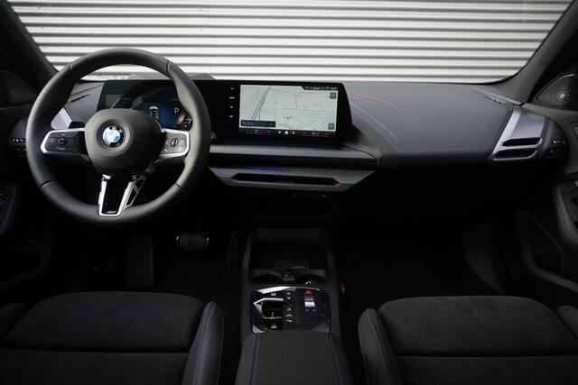 BMW 1-SERIE 120 High Executive | M Sportpakket Pro | Panoramadak | Innovation Pack | Iconic Glow