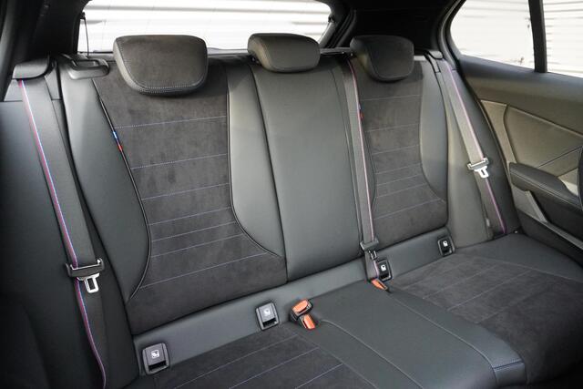 BMW 1-SERIE 120 High Executive | M Sportpakket Pro | Panoramadak | Innovation Pack | Iconic Glow