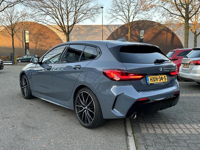 BMW 1-SERIE 118i Executive Edition M SPORT | HARMAN & KARDON | ELEKTRISCHE ACHTERKLEP | CAMERA | ADAPTIVE CRUISE CONTROL | STOEL- & STUURVERWARMING | HEAD-UP | 19 INCH | INDIVIDUAL KLEUR STORM BAY METALLIC BOMVOL OPTIES