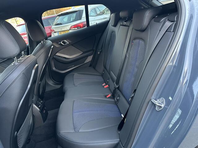 BMW 1-SERIE 118i Executive Edition M SPORT | HARMAN & KARDON | ELEKTRISCHE ACHTERKLEP | CAMERA | ADAPTIVE CRUISE CONTROL | STOEL- & STUURVERWARMING | HEAD-UP | 19 INCH | INDIVIDUAL KLEUR STORM BAY METALLIC BOMVOL OPTIES