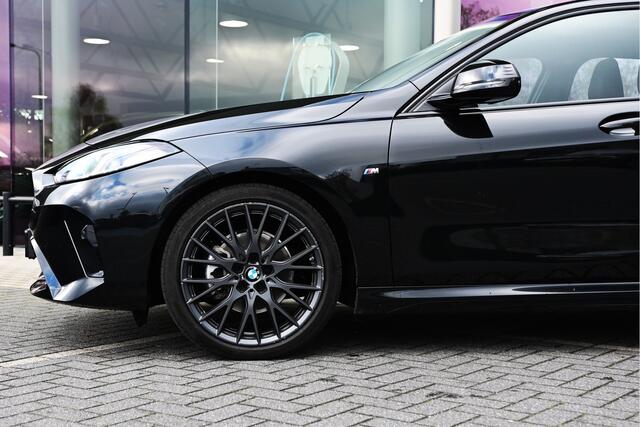 BMW 1-SERIE 120 M Sport Automaat / Sportstoelen / Achteruitrijcamera / M Adaptief onderstel / Stoelverwarming / 19" LMV
