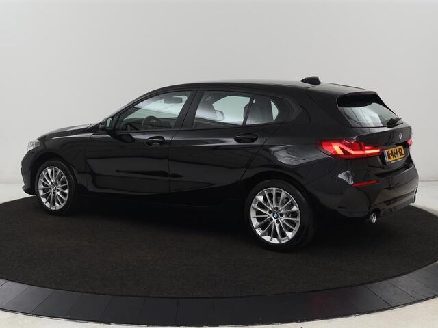 BMW 1-SERIE 120i Business Edition Plus | Leder | Sportstoelen | Carplay | Stoelverwarming | Live Cockpit | Parkeerhulp | Climate control | Bluetooth | Cruise control