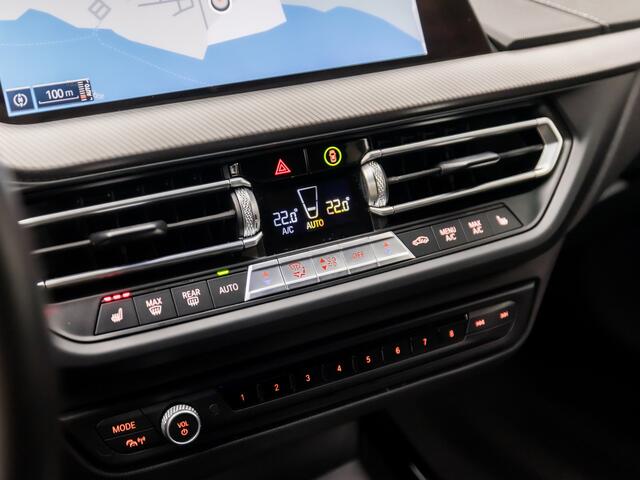 BMW 1-SERIE 118i M Sport High Executive Automaat (APPLE CARPLAY, M PAKKET, GROOT NAVI, LEDER, STOELVERWARMING, SPORTSTOELEN, LANE ASSIST, CRUISE, DAB+, NIEUWSTAAT)