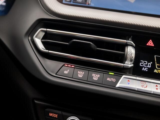 BMW 1-SERIE 118i M Sport High Executive Automaat (APPLE CARPLAY, M PAKKET, GROOT NAVI, LEDER, STOELVERWARMING, SPORTSTOELEN, LANE ASSIST, CRUISE, DAB+, NIEUWSTAAT)