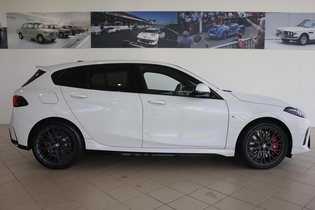 BMW 1-SERIE 123 xDrive 5-deurs | M Sportpakket Pro | Alcantara | Head-Up | Harman Kardon | Adaptieve Cruise Control | 360 Camera | Stoel & Stuurwielverwarming | Dodehoekdetectie | Comfort Access | Adaptieve LED