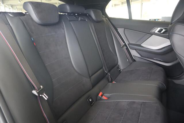 BMW 1-SERIE 123 xDrive 5-deurs | M Sportpakket Pro | Alcantara | Head-Up | Harman Kardon | Adaptieve Cruise Control | 360 Camera | Stoel & Stuurwielverwarming | Dodehoekdetectie | Comfort Access | Adaptieve LED