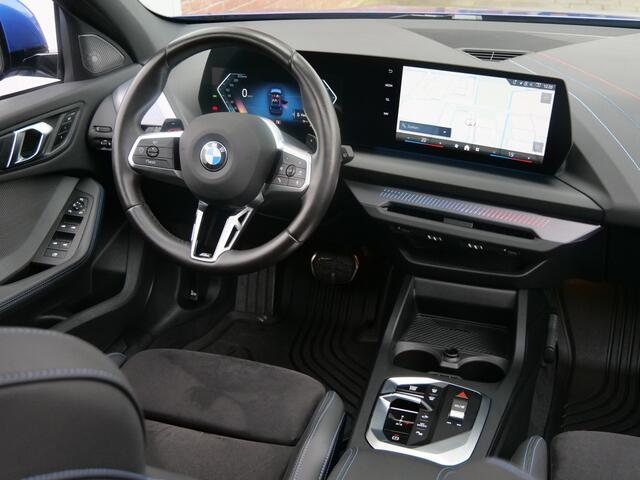 BMW 1-SERIE 120 150 Pk Automaat Navi / DAB / Schuifdak / Apple carplay / Camera