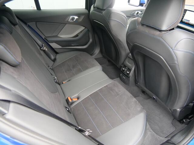 BMW 1-SERIE 120 150 Pk Automaat Navi / DAB / Schuifdak / Apple carplay / Camera