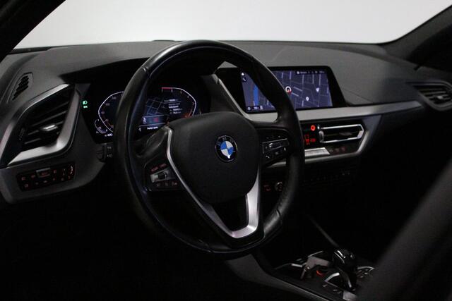 BMW 1-SERIE 118i Executive Edition | 17'LMV | LED | DAB-RADIO | CLIMA | PDC-V/A | NAVIGATIE | CARPLAY | KEYLESS |