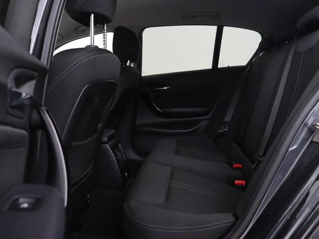 BMW 1-SERIE 118i Sport Line | Adaptive cruise | Sportstoelen | Camera | Navigatie | Full LED | Park Assist | Climate control | Bluetooth