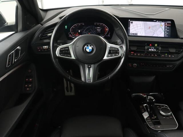 BMW 1-SERIE 118i M Sport | Panoramadak | Stoelverwarming | Camera | Sportstoelen | Harman/Kardon | Stuurverwarming | Carplay | Navigatie | Live Cockpit | Full LED | Getint glas
