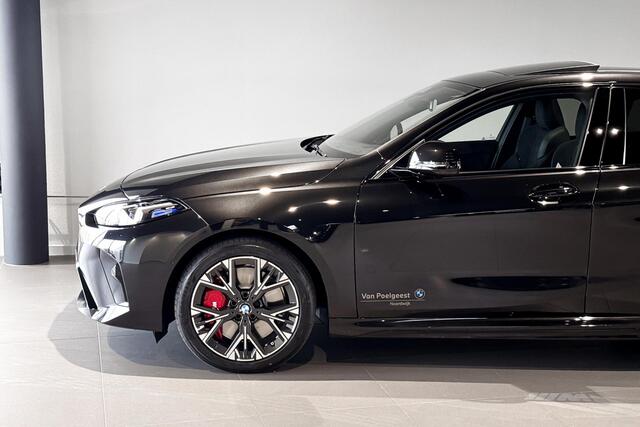 BMW 1-SERIE 120 M Sport Design Edition | Glazen Panoramadak | Harman Kardon | Stoelverwarming | Achteruitrijcamera |