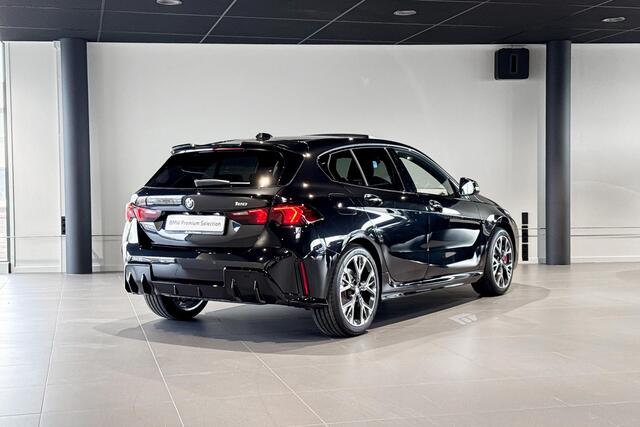 BMW 1-SERIE 120 M Sport Design Edition | Glazen Panoramadak | Harman Kardon | Stoelverwarming | Achteruitrijcamera |