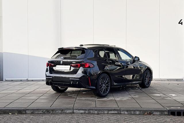 BMW 1-SERIE 120 M Sport Head Up Display / Driving Assistant / Schuifdak / 19" / M Sport Pro / Harman Kardon Audio / Adaptieve LED / Selections