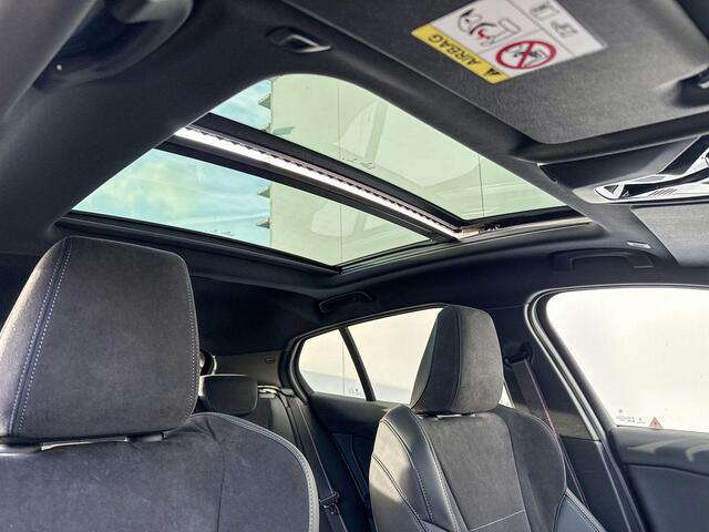 BMW 1-SERIE 120 M Sport Head Up Display / Driving Assistant / Schuifdak / 19" / M Sport Pro / Harman Kardon Audio / Adaptieve LED / Selections