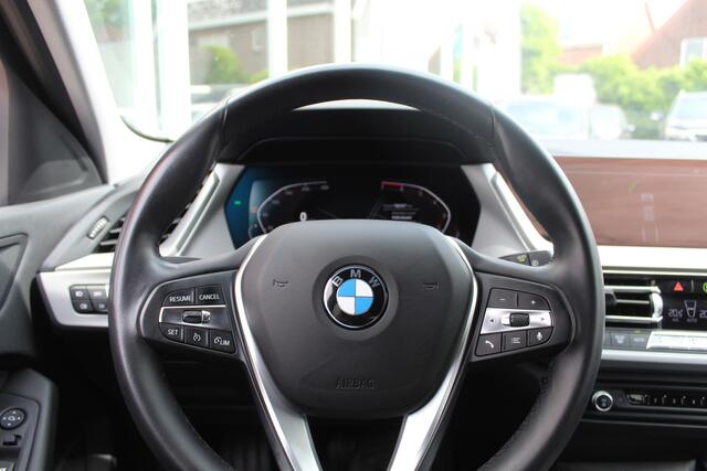 BMW 1-SERIE 118i//Navi//Carplay//Trekhaak!!