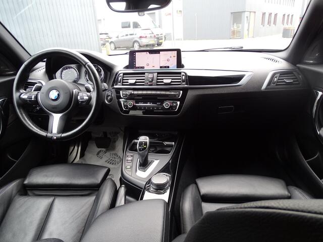 BMW 1-SERIE M140i xDrive High Executive HARMAN/KARDON | ACHTERUIT RIJ CAMERA | NAVIGATIE | SFEERVERLICHTING | HARMANKARDON | F1 STUUR | LEDER | ELEKTRISCHE STOELEN MEMORY |