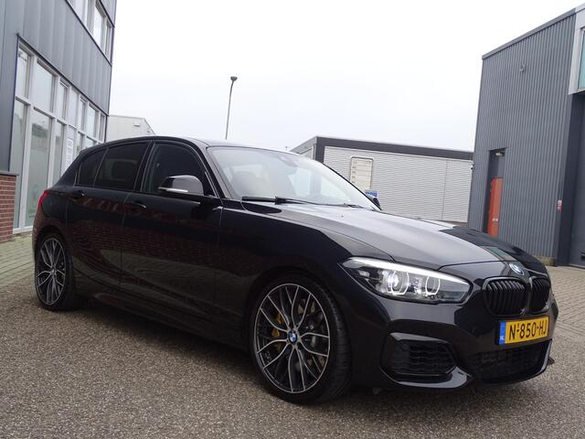 BMW 1-SERIE M140i xDrive High Executive HARMAN/KARDON | ACHTERUIT RIJ CAMERA | NAVIGATIE | SFEERVERLICHTING | HARMANKARDON | F1 STUUR | LEDER | ELEKTRISCHE STOELEN MEMORY |
