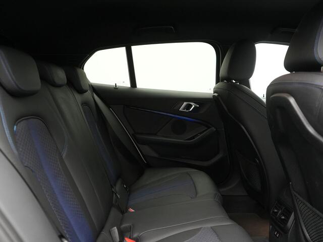 BMW 1-SERIE 120i M-Sport 179pk Dealer O.H. | Adaptive Cruise | Camera | LED Koplampen | Virtual | Apple Carplay | Sportstoelen & Stuur Verwarmd | Sfeerverlichting | Keyless | DAB |