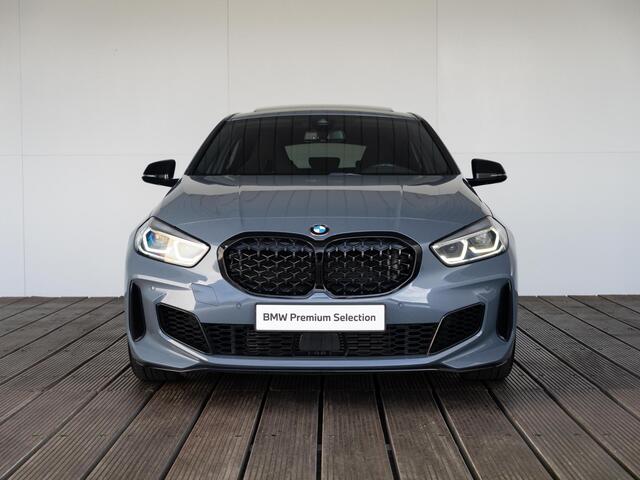 BMW 1-SERIE M135i xDrive | Executive | Comfort Pack | Harman Kardon | Stuurwielrand Verwarmd | Achteruitrijcamera | Comfort Access | Panoramadak | Head-Up Display | 18''