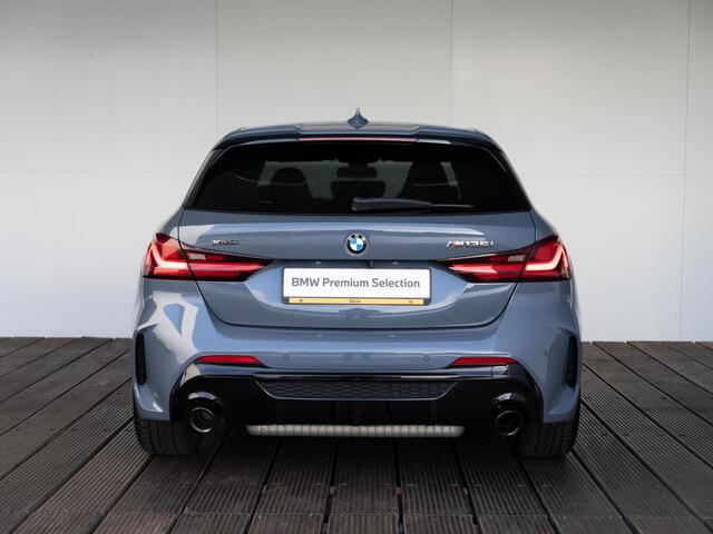 BMW 1-SERIE M135i xDrive | Executive | Comfort Pack | Harman Kardon | Stuurwielrand Verwarmd | Achteruitrijcamera | Comfort Access | Panoramadak | Head-Up Display | 18''