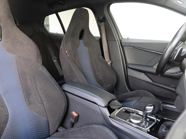 BMW 1-SERIE M135i xDrive | Executive | Comfort Pack | Harman Kardon | Stuurwielrand Verwarmd | Achteruitrijcamera | Comfort Access | Panoramadak | Head-Up Display | 18''