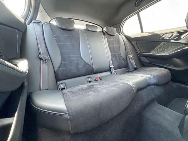 BMW 1-SERIE 120 M-Sport Pro / 19'' / Adaptieve LED koplampen / Stuurwielrandverwarming / Stoelverwarming / Comfort Acces / Getinte ramen