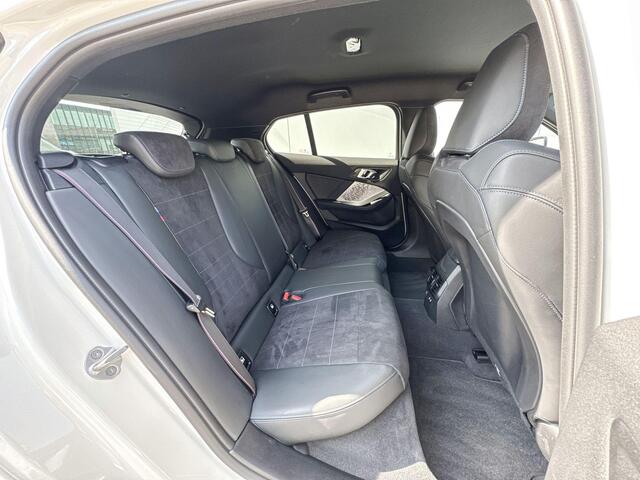 BMW 1-SERIE 120 M-Sport Pro / 19'' / Adaptieve LED koplampen / Stuurwielrandverwarming / Stoelverwarming / Comfort Acces / Getinte ramen