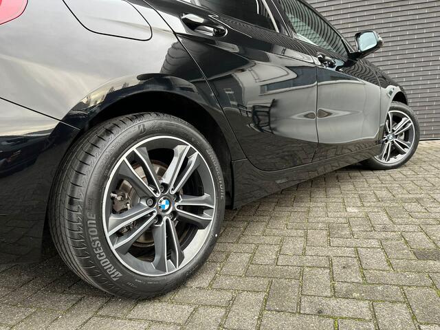 BMW 1-SERIE 118i Executive Sport Line Automaat / Live Cockpit Professional / Shadow Line / 17 Inch / LED / Sportstoelen / Parkeersensoren voor+achter