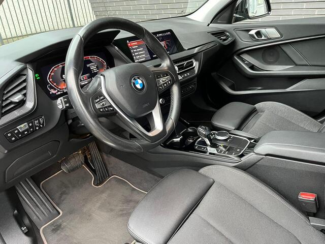 BMW 1-SERIE 118i Executive Sport Line Automaat / Live Cockpit Professional / Shadow Line / 17 Inch / LED / Sportstoelen / Parkeersensoren voor+achter