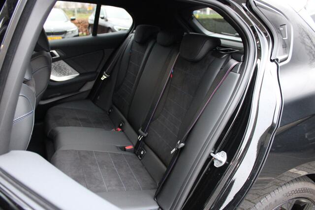 BMW 1-SERIE 120 M Sport Automaat / Sportstoelen / Achteruitrijcamera / Adaptieve LED / M Adaptief onderstel / Comfort Access / Stoelverwarming / Parking Assistant