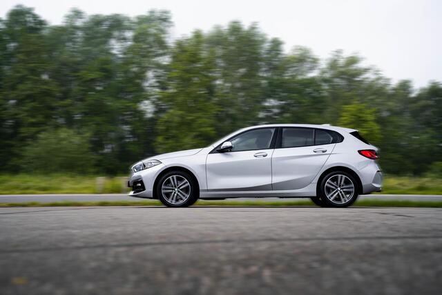 BMW 1-SERIE 118i Business Edition NAP Sportstoelen Leder/stof Led koplampen Apple Carplay PDC v+A