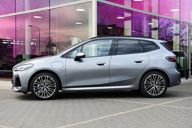 BMW 2-SERIE Active Tourer 225e xDrive High Executive M Sport Automaat / Panoramadak / Trekhaak / Sportstoelen / Adaptieve LED / M Adaptief onderstel / Parking Assistant Plus / Head-Up