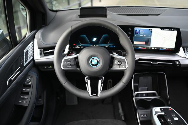 BMW 2-SERIE Active Tourer 225e xDrive High Executive M Sport Automaat / Panoramadak / Trekhaak / Sportstoelen / Adaptieve LED / M Adaptief onderstel / Parking Assistant Plus / Head-Up