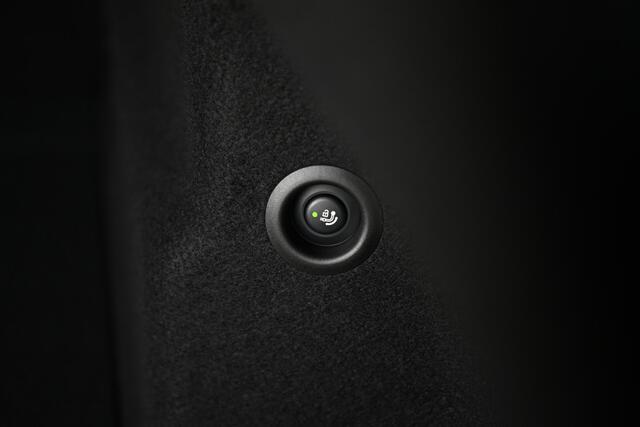 BMW 2-SERIE Active Tourer 225e xDrive High Executive M Sport Automaat / Panoramadak / Trekhaak / Sportstoelen / Adaptieve LED / M Adaptief onderstel / Parking Assistant Plus / Head-Up