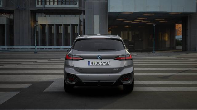 BMW 2-SERIE Active Tourer 225e xDrive High Executive M Sport Automaat / Trekhaak / Sportstoelen / Adaptieve LED / M Adaptief onderstel / Comfort Access / Parking Assistant Plus / Head-Up