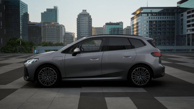 BMW 2-SERIE Active Tourer 225e xDrive High Executive M Sport Automaat / Trekhaak / Sportstoelen / Adaptieve LED / M Adaptief onderstel / Comfort Access / Parking Assistant Plus / Head-Up