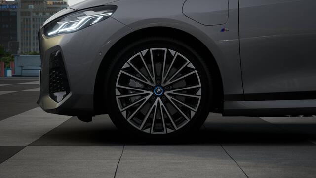 BMW 2-SERIE Active Tourer 225e xDrive High Executive M Sport Automaat / Trekhaak / Sportstoelen / Adaptieve LED / M Adaptief onderstel / Comfort Access / Parking Assistant Plus / Head-Up