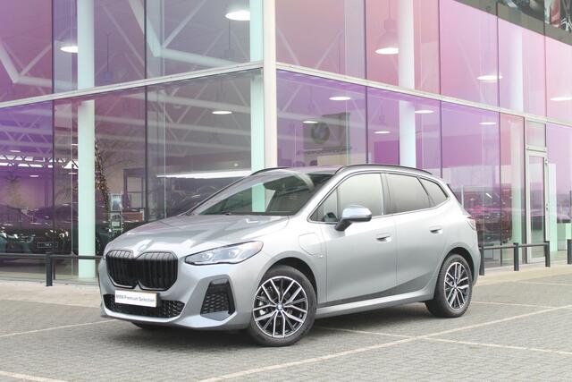 BMW 2-SERIE Active Tourer 225e xDrive High Executive M Sport Automaat / Panoramadak / Trekhaak / Sportstoelen / Stoelverwarming / Adaptieve LED / Harman Kardon / Head-Up / Parking Assistant Plus