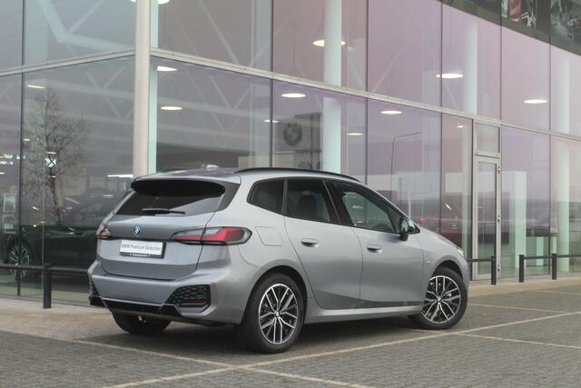 BMW 2-SERIE Active Tourer 225e xDrive High Executive M Sport Automaat / Panoramadak / Trekhaak / Sportstoelen / Stoelverwarming / Adaptieve LED / Harman Kardon / Head-Up / Parking Assistant Plus