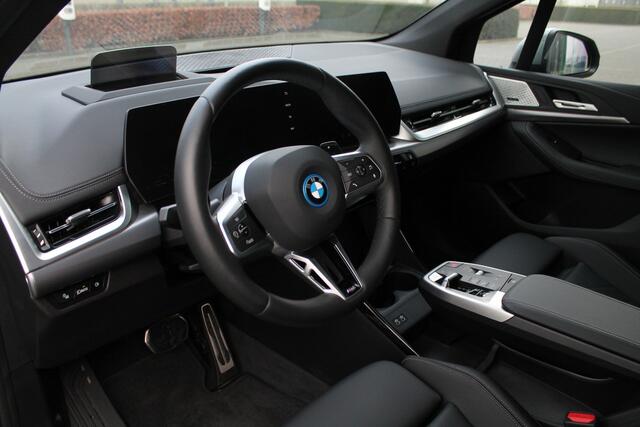 BMW 2-SERIE Active Tourer 225e xDrive High Executive M Sport Automaat / Panoramadak / Trekhaak / Sportstoelen / Stoelverwarming / Adaptieve LED / Harman Kardon / Head-Up / Parking Assistant Plus