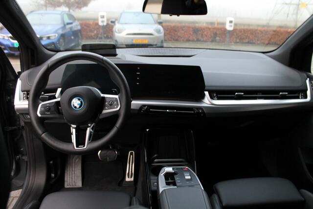 BMW 2-SERIE Active Tourer 225e xDrive High Executive M Sport Automaat / Panoramadak / Trekhaak / Sportstoelen / Stoelverwarming / Adaptieve LED / Harman Kardon / Head-Up / Parking Assistant Plus