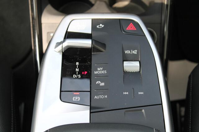 BMW 2-SERIE Active Tourer 225e xDrive High Executive M Sport Automaat / Panoramadak / Adaptief M Onderstel / Sportstoelen / Stoelverwarming / Adaptieve LED / Parking Assistant Plus / Head-Up / Live Cockpit Professional